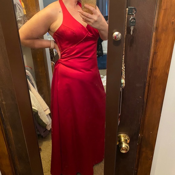Red ball gown - Picture 3 of 11